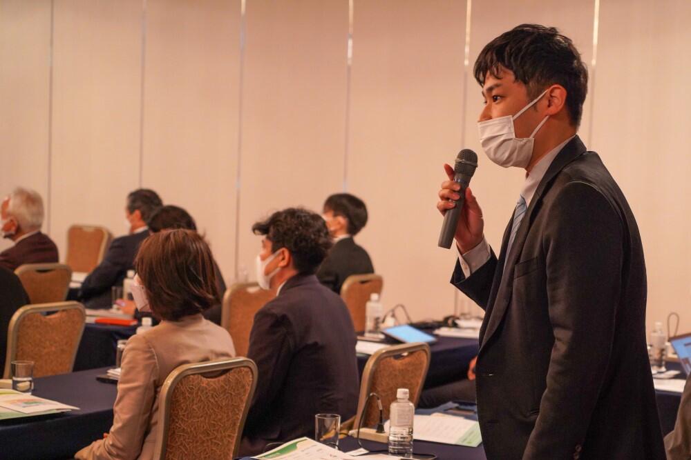 写真_会場からの質問に応答する様子