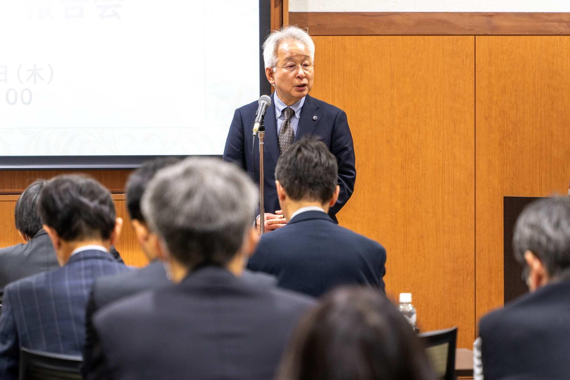 加治佐哲也学長による開会挨拶写真