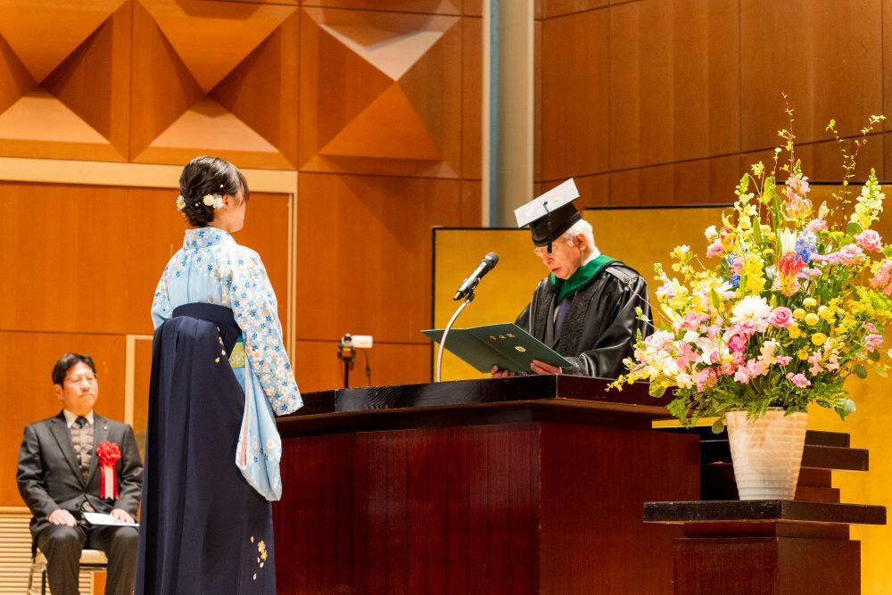 コース総代への学位記授与