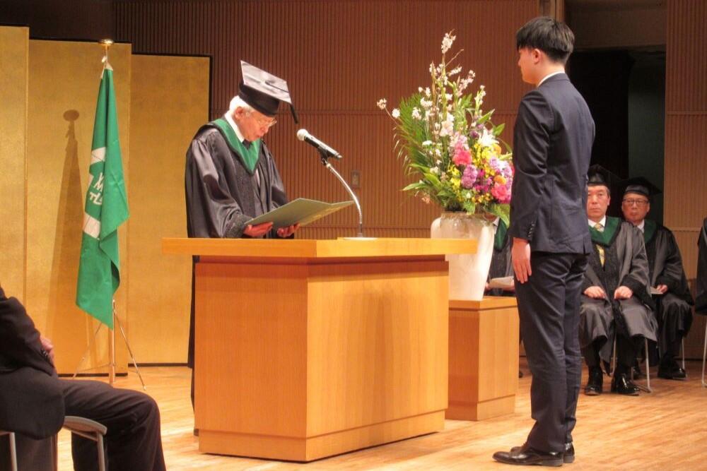 コース総代への学位記授与