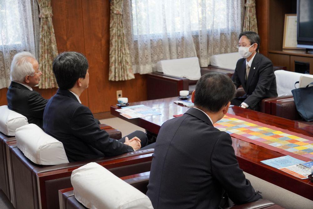 写真_締結式後の歓談の様子