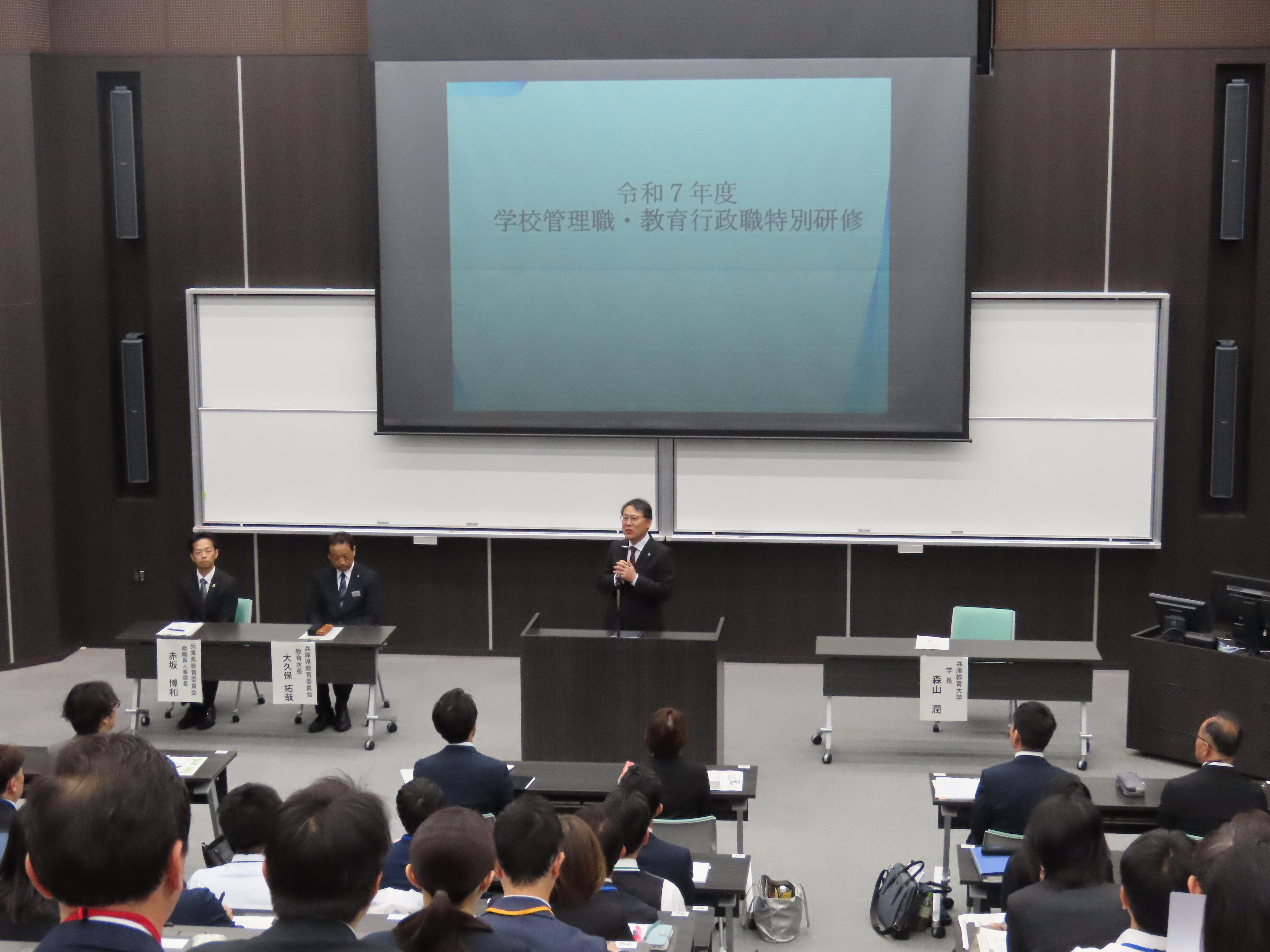 写真_開講式での森山潤学長の挨拶