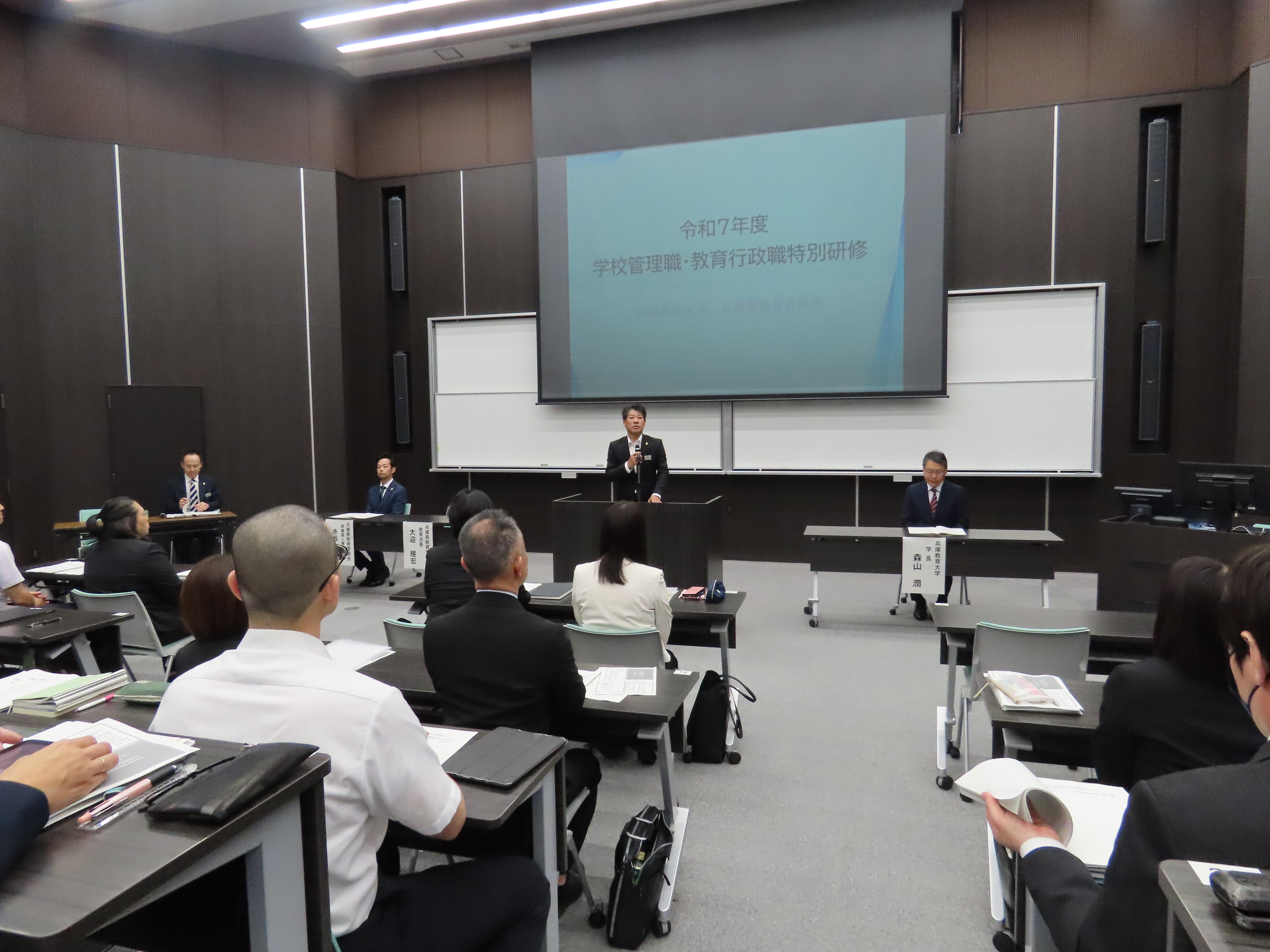 写真_開講式での大迎規宏教育次長の挨拶