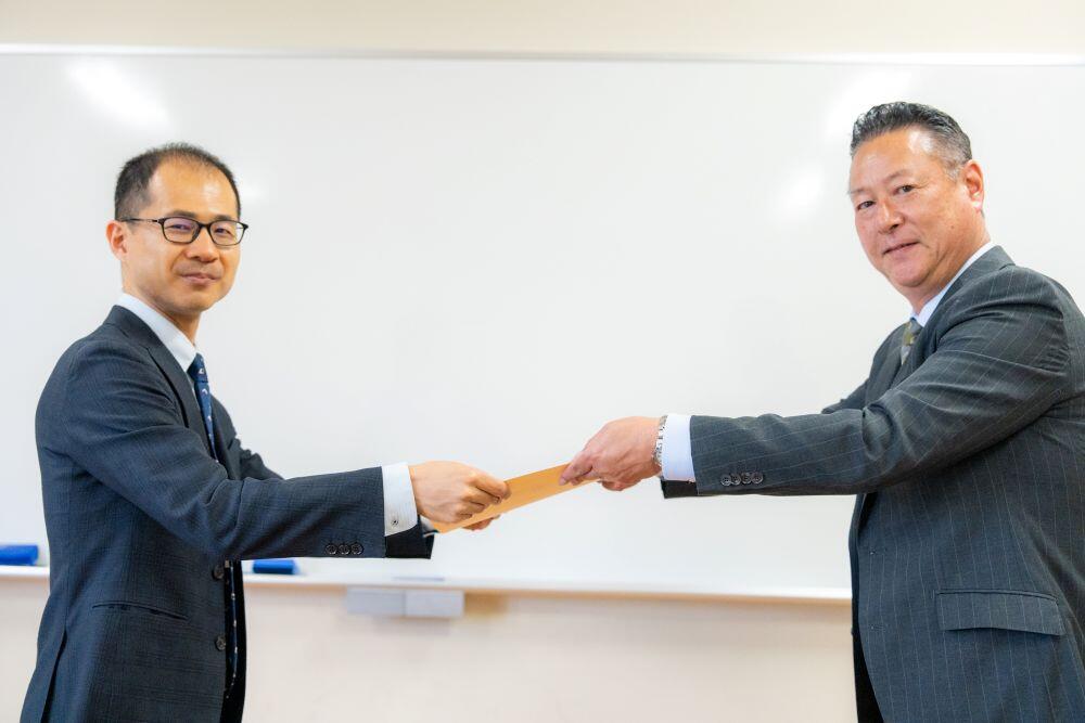 写真_左から渡邉正准教授と寺地社税務署長