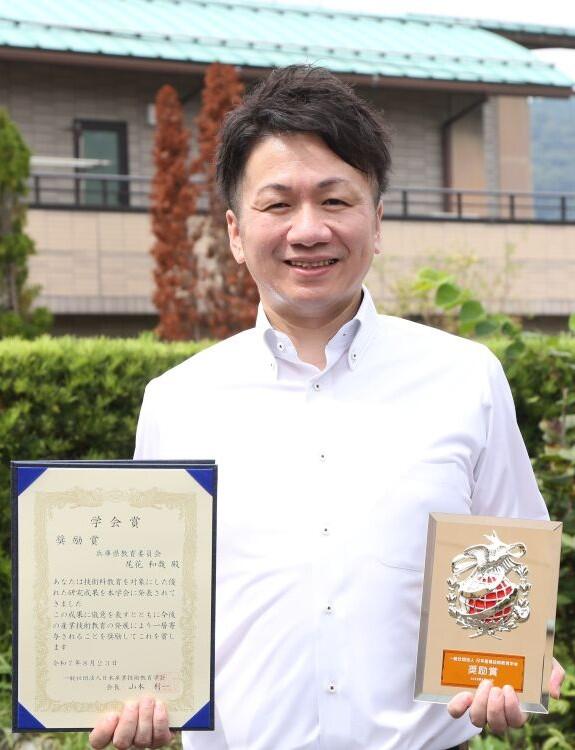 写真_表彰状をもつ尾花さん
