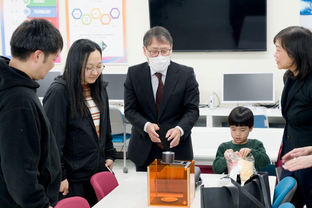 写真_STEAM Lab見学の様子
