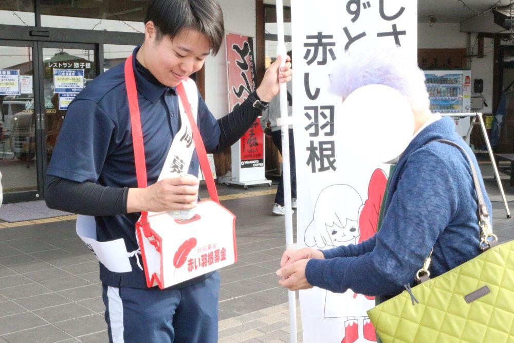 写真_募金活動を行う学生