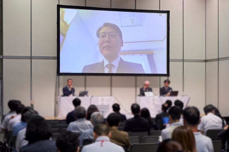 写真_セミナーにオンラインで登壇する森山学長