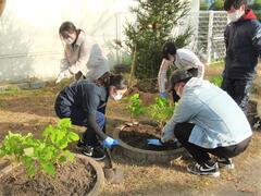 附属小学校で県民まちなみ緑化事業による植樹活動を行いました
