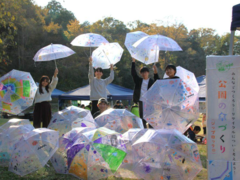 「第25回 やしろの森の収穫祭」に本学学生がボランティア参加 ～「みんなでつくろう！リサイクルについて考えよう！公園の傘づくり」ブースを担当～