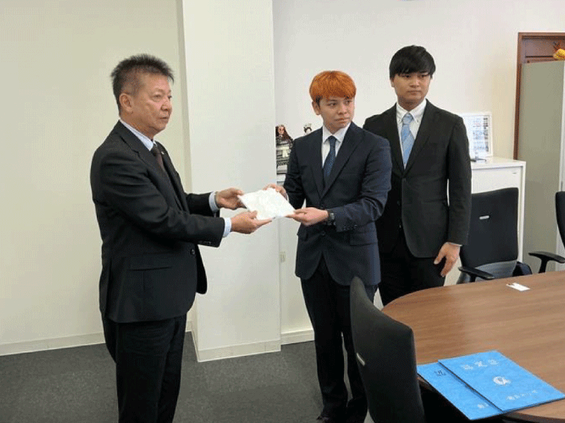 本学学校教育学部学生2名へ、南あわじ市より「防災3Dマップ模型」の作製協力に対して感謝状が贈呈されました