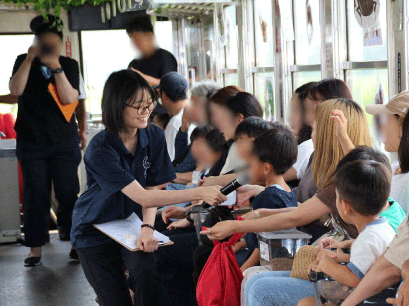 「北条鉄道 かぶとむし列車」に本学学生がボランティアとして参加しました