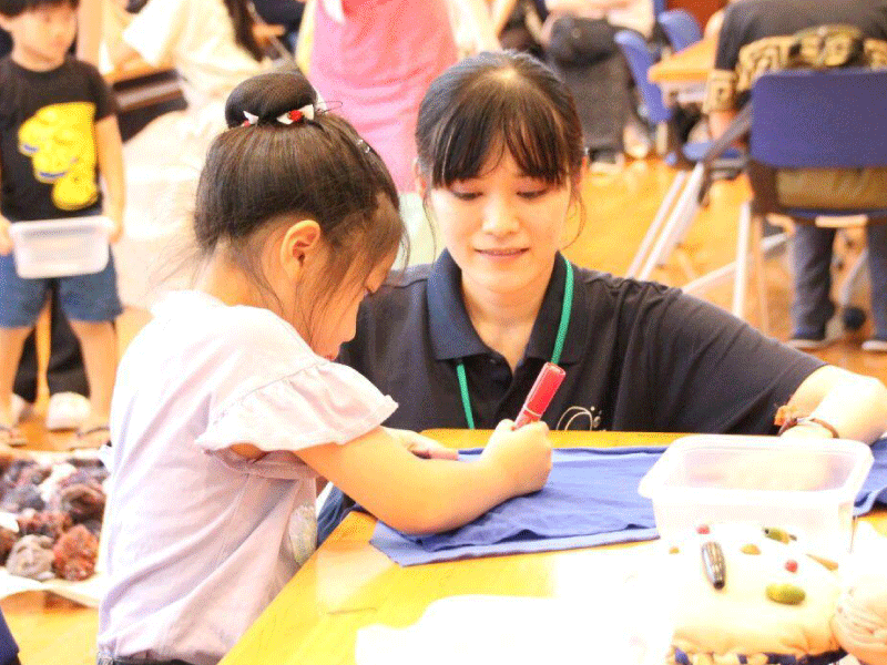 兵庫陶芸美術館主催「夏休み１日まるごと子どもの日」に本学学生がボランティアとして参加しました