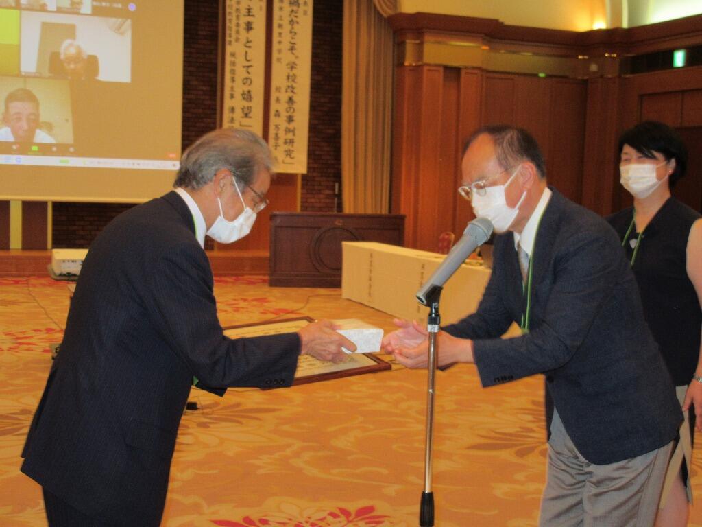 11表彰式・会場　船本副会長から山谷氏に表彰状と記念品をお渡ししました。　s-IMG_1640.jpg