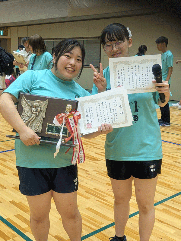 受賞学生（左から塩井暖乃さん、林祐希さん）